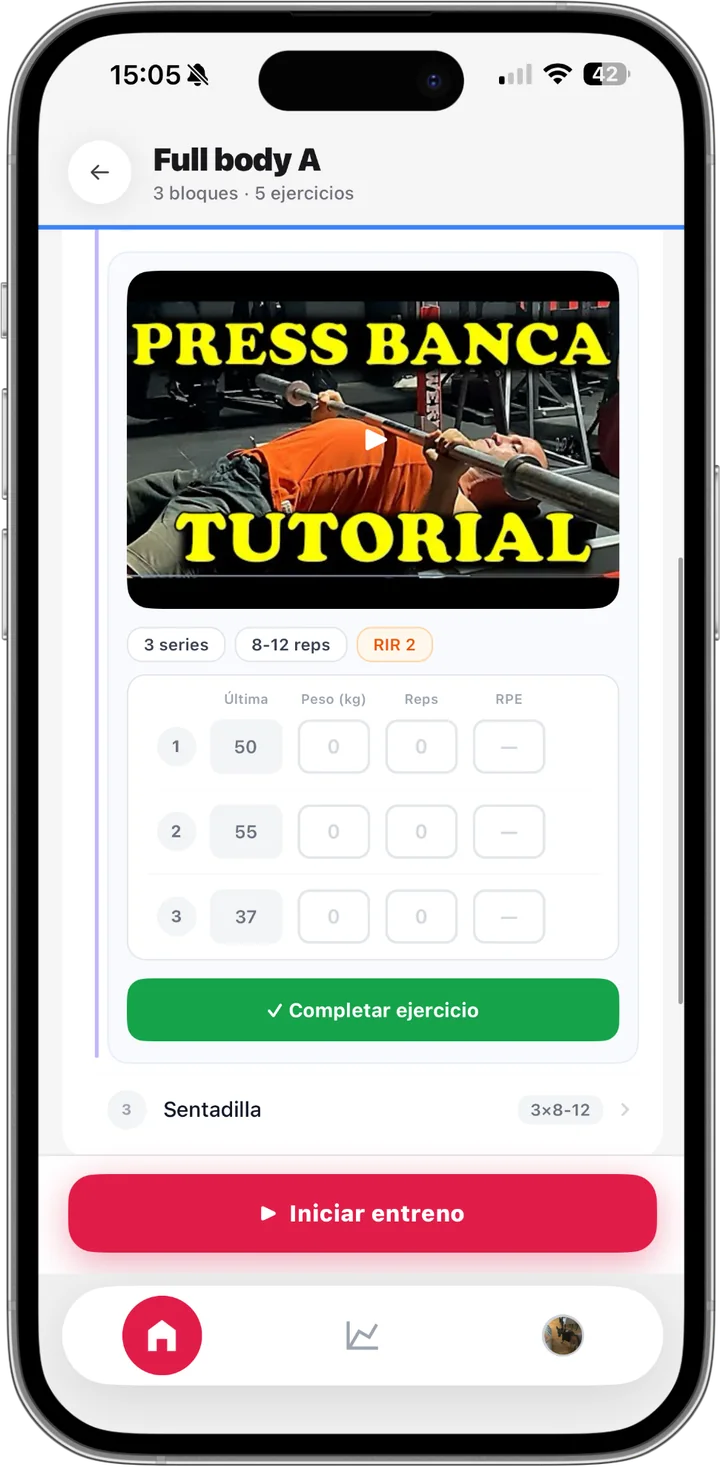 Registro de series en MyTrainIt: peso, repeticiones y RPE junto al vídeo del ejercicio