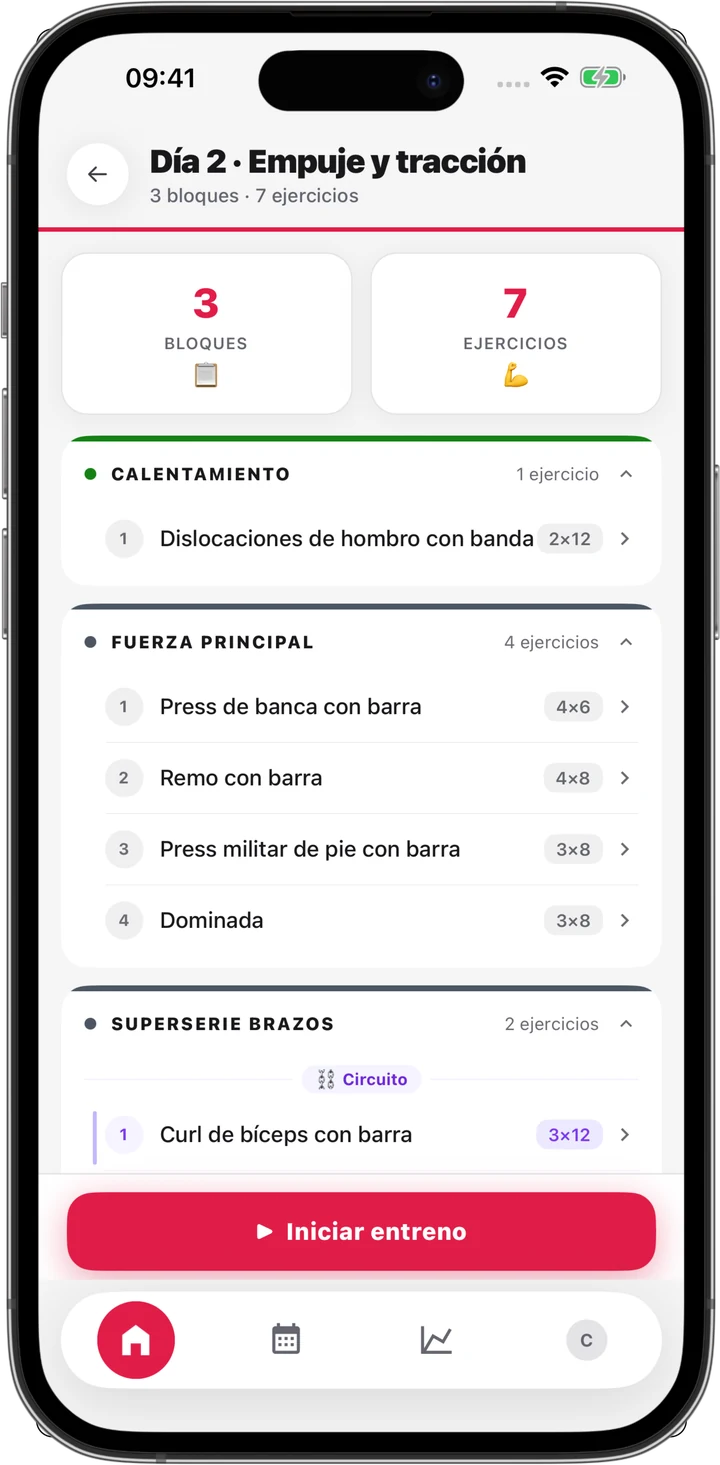 Sesión del día vista por el atleta en MyTrainIt: tres bloques desplegados —calentamiento, fuerza principal y superserie—, siete ejercicios y el botón de iniciar entreno.